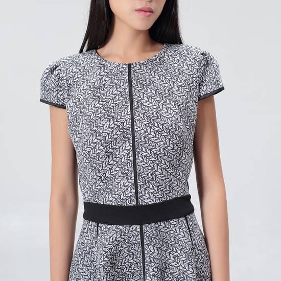 Geometrisch bedrucktes Skaterkleid und Jersey-Garnitur - Image 4