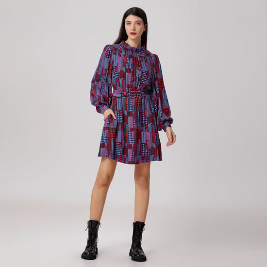 Kurzes Blusenkleid mit grafischem Print - Image 2