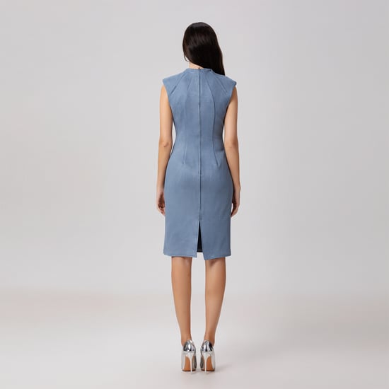 Tailliertes Kleid mit V-Ausschnitt - Image 4