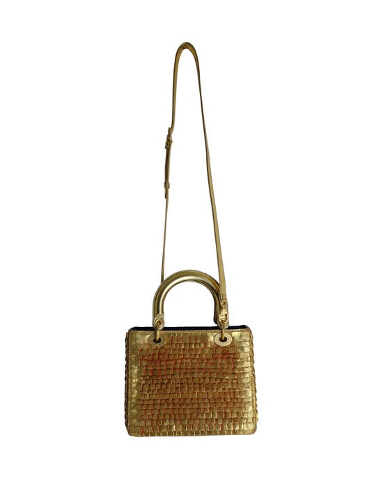 Dior Lady Dior Medium Bag 2019 Limited Edition von Olga de Amaral in goldfarbenem Leder - Image 6