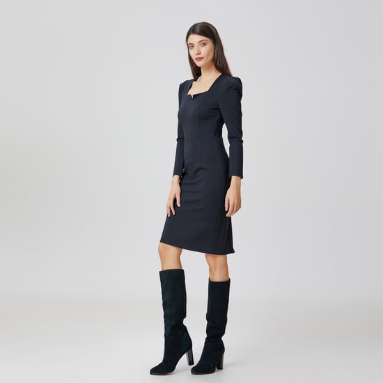 Tailliertes Kleid mit Puffärmeln - Image 2