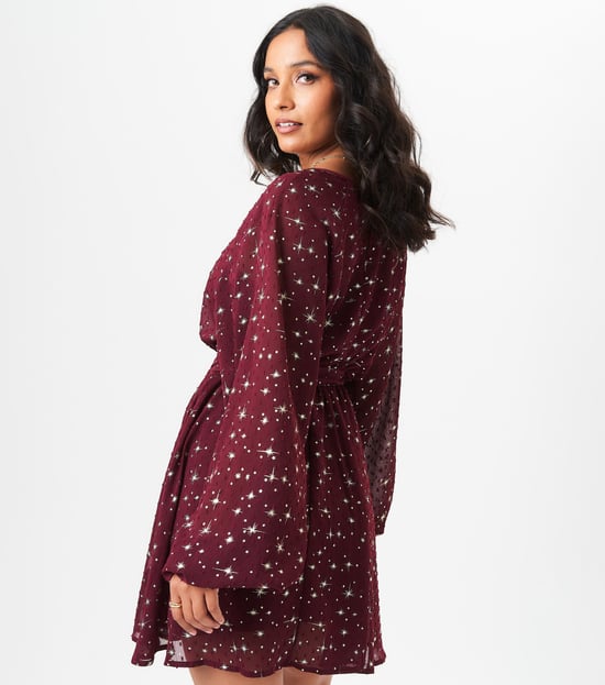 Schwarzes langärmeliges Minikleid mit Sternendruck - Image 4