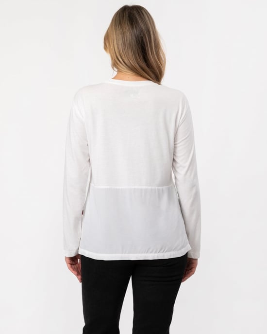 Rundhals-T-Shirt mit Brusttasche und Seitenschlitz in Weiß - Image 4