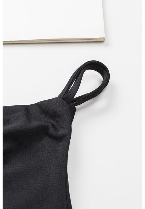 Damen-Strampelanzug mit einer Schulter und seitlichen Taschen in Schwarz - Image 3