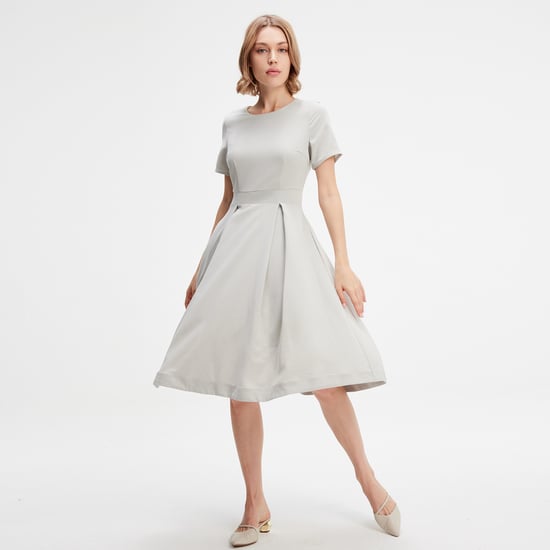 Klassisches Kleid mit ausgestellter Passform - Image 3