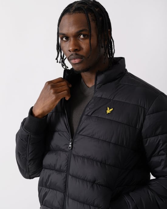 Lyle & Scott wattierte tiefschwarze Jacke mit Trichterkragen - Image 2