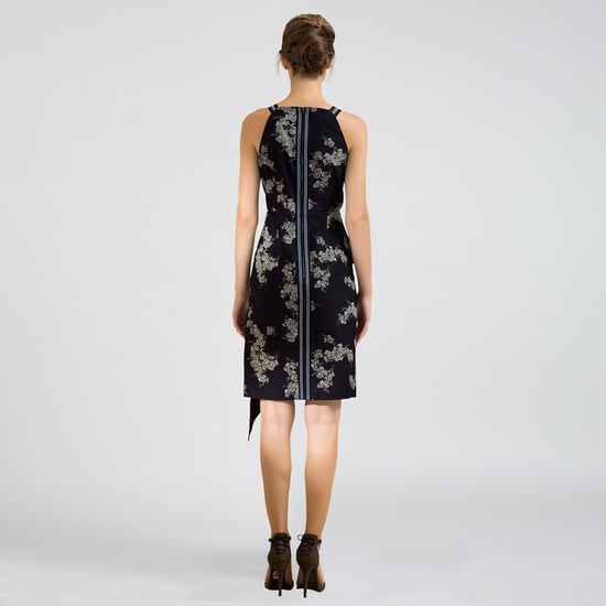Maßgeschneidertes Denim-Kleid mit V-Ausschnitt - Image 2