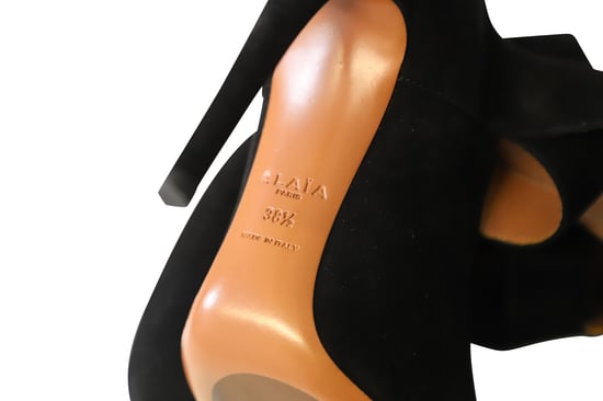 Alaia Cross Strap Pumps aus schwarzem Wildleder - Image 6