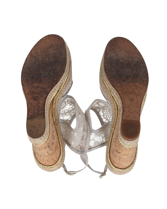 Nicholas Kirkwood Hochhackige Schnür-Wedges aus cremefarbenem Synthetik - Image 4