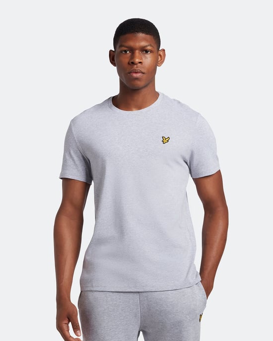 Das Lyle & Scott Plain T-Shirt ist aus 100 % Baumwolle gefertigt und unvergleichlich weich. Es ist ein kultiger Stil und die Definition eines Grundnahrungsmittels im Kleiderschrank. Mit einer klassischen Silhouette, Detailnähten an Kragen und Manschette s - Image 1