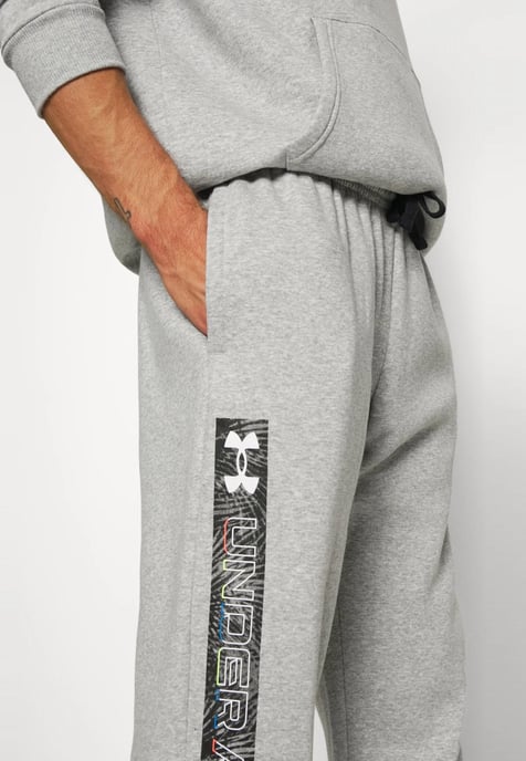 Under Armour Herren Rivel Graphic Trainingsanzug in Grau - Image 6