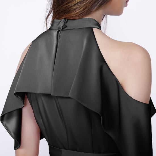 Tailliertes Kleid mit großen Rüschen und nackten Schultern - Image 4