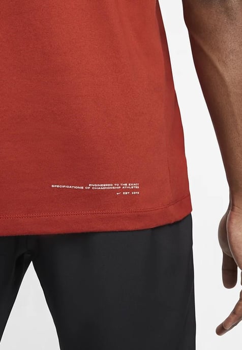 Nike Dri-FIT Herren Grafik-Trainings-Tank-Weste in Rot - Image 4
