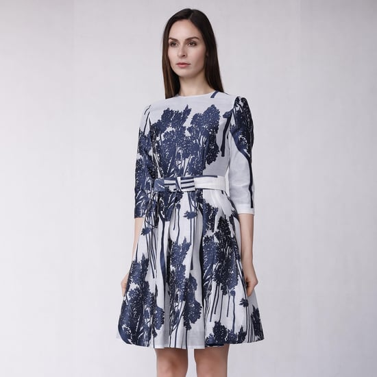 Ausgestelltes Cocktailkleid mit gesticktem Muster - Image 1