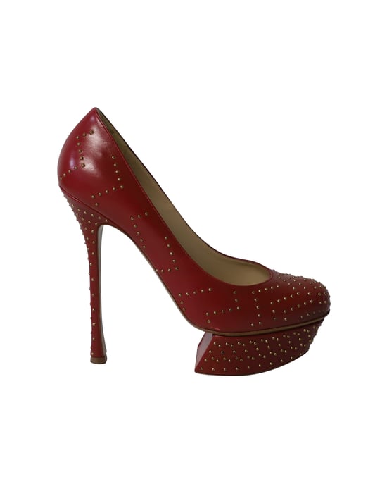 Nicholas Kirkwood Nieten-Plattform-Pumps mit hohen Absätzen aus rotem Leder - Image 1