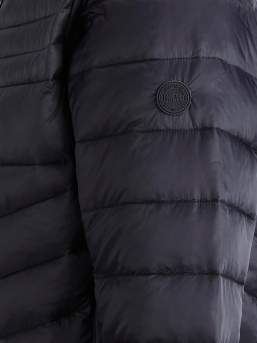 Bequeme Steppjacke für Herren von der Marke JACK & JONES. Sehr angenehm zu tragen, bequem und sportlich geschnitten zugleich. Zwei Seitentaschen bieten sicheren Platz für Habseligkeiten. Weiche, atmungsaktive Baumwolle und präzise Verarbeitung kennzeichne - Image 3