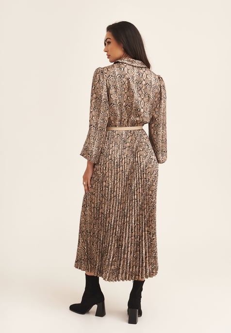 Beigefarbenes plissiertes Hemdkleid mit Gürtel und Schlangenmuster - Image 4