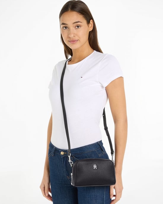 Tommy Hilfiger TH Emblem Crossover Tasche - Image 4