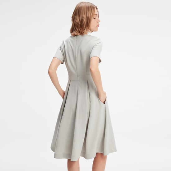 Klassisches Kleid mit ausgestellter Passform - Image 2
