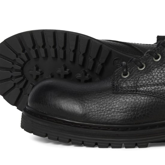 Herrenstiefel Buckley aus Leder von der Marke Jack & Jones. Der Schuh ist aus hochwertigem Leder gefertigt. Marke: Jack & JonesModellname: Buckley Leather BootKategorie: HerrenschuheMaterialien: LederFarbe: anthrazit schwarz - Image 4