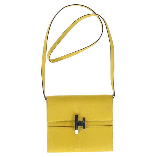 Hermès Cinhetic To Go Umhängetasche aus gelbem Leder - Image 1
