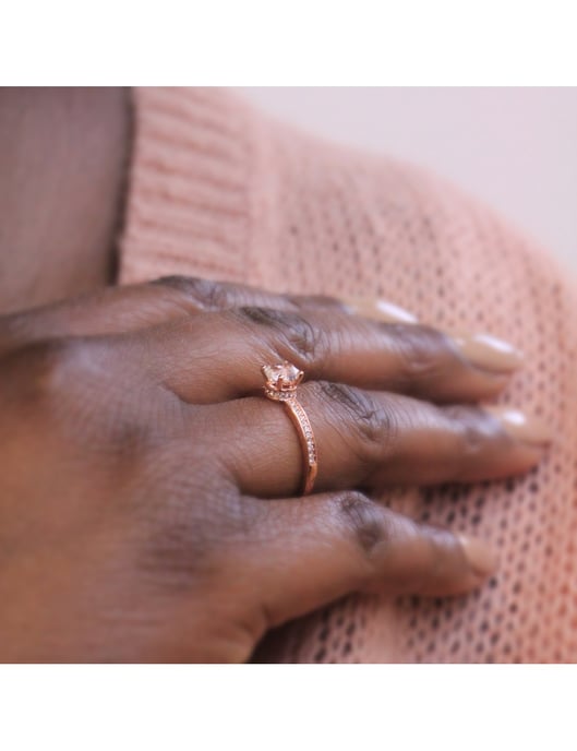 Einfacher quadratischer Ring - Roségold und Kristall - Image 4