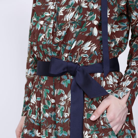 Kurzes Kleid mit Satin-Kragen und Blätterdruck - Image 3