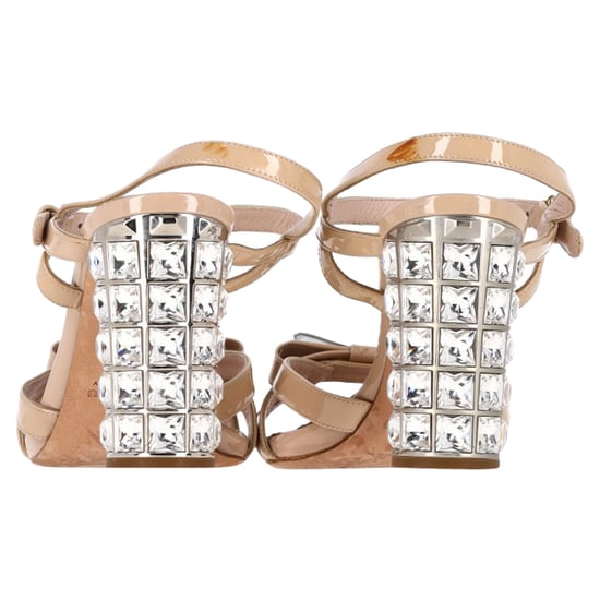 Miu Miu Sandalen mit Schleifendetail und Knöchelriemen in nudefarbenem Lackleder mit Kristallabsatz - Image 4