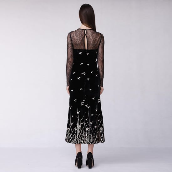 Langes goldenes besticktes Samtkleid - Image 2