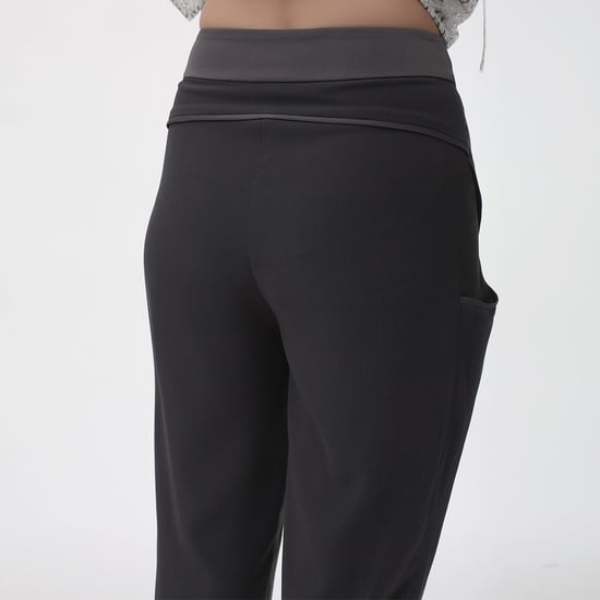 Konisch zulaufende Hose aus Bi-Material - Image 5