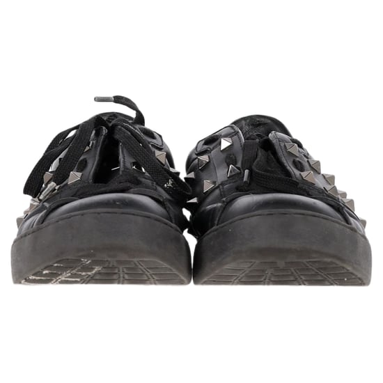 Valentino Garavani Rockstud Schnürsneaker aus schwarzem Kalbsleder - Image 2