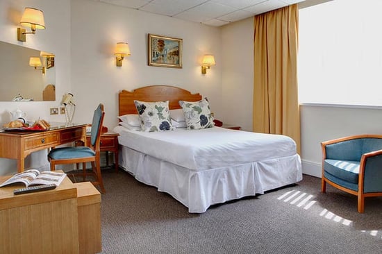 One Night Escape with Dinner for Two (eVoucher)