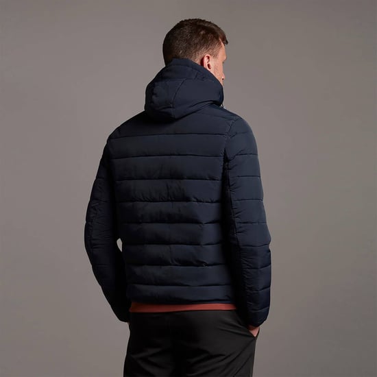 Bleiben Sie mit der leichten Pufferjacke von Lyle & Scott vor den Elementen geschützt. Die leichte Pufferjacke mit regulärer Passform aus strapazierfähigem und weichem Polyester und verstellbarer Kapuze ist die perfekte Übergangsjacke für jedes Wetter. - Image 2