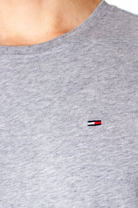 T-Shirt für Männer von der Marke Tommy Jeans. Diese Shirts von Tommy Jeans sind aus Bio-Baumwolle gefertigt und haben einen Slim Fit. Dabei handelt es sich um eine etwas schmalere Passform. Die weiche Baumwolle sorgt für einen optimalen Tragekomfort. - Image 3