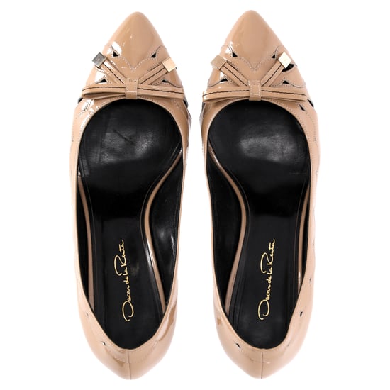 Oscar De La Renta Pumps mit Muschelkante und Schleifendetail aus braunem Lackleder - Image 5