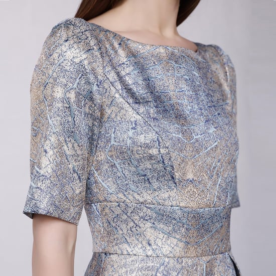 Geschwungenes und ausgestelltes Cocktailkleid aus Jacquard - Image 3