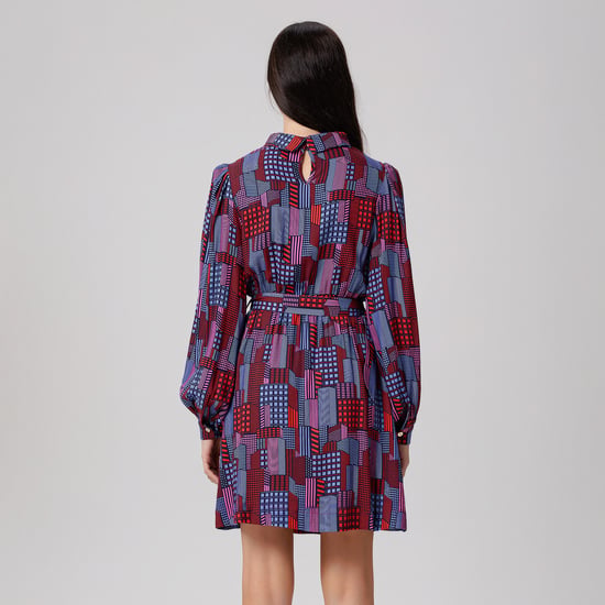 Kurzes Blusenkleid mit grafischem Print - Image 5