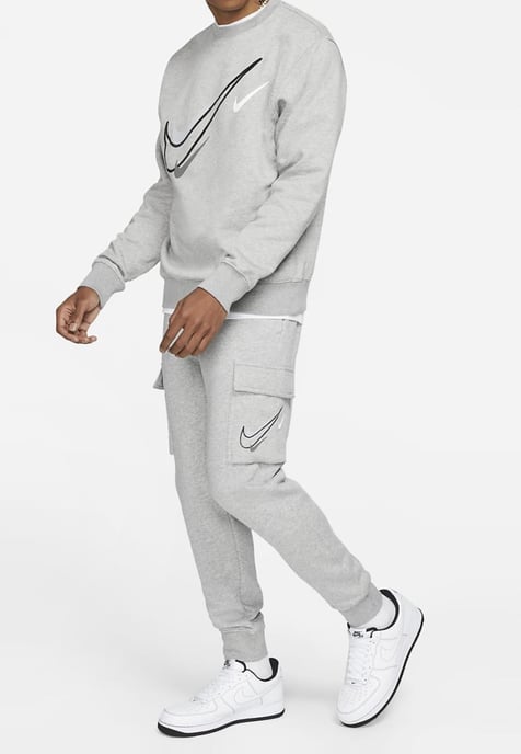 Nike Herren Multi Swoosh Crew Neck Trainingsanzug in Grau - Image 2