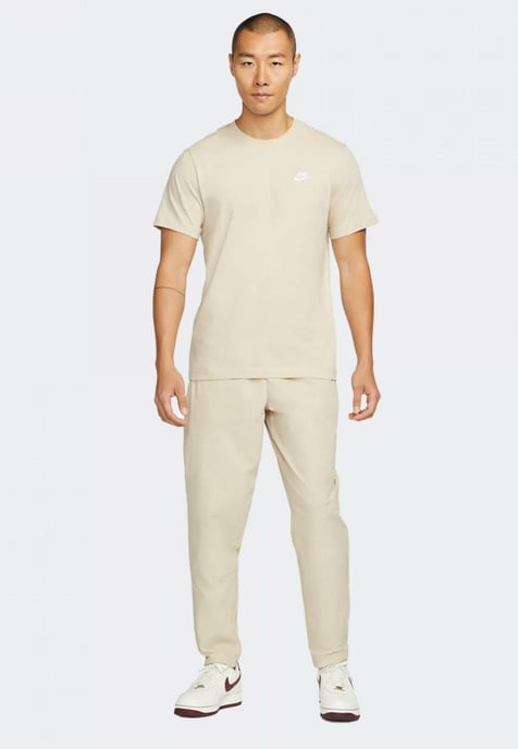 Nike Sportswear Club Herren-T-Shirt in Beige - Image 4
