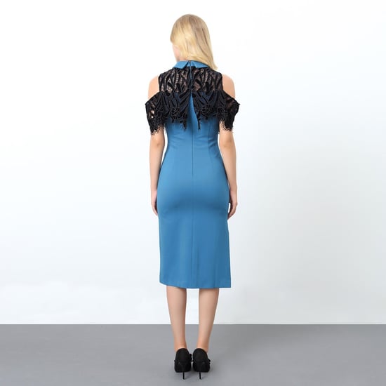 Angepasstes Kleid mit nackten Schultern und Spitzenlenkrad - Image 4