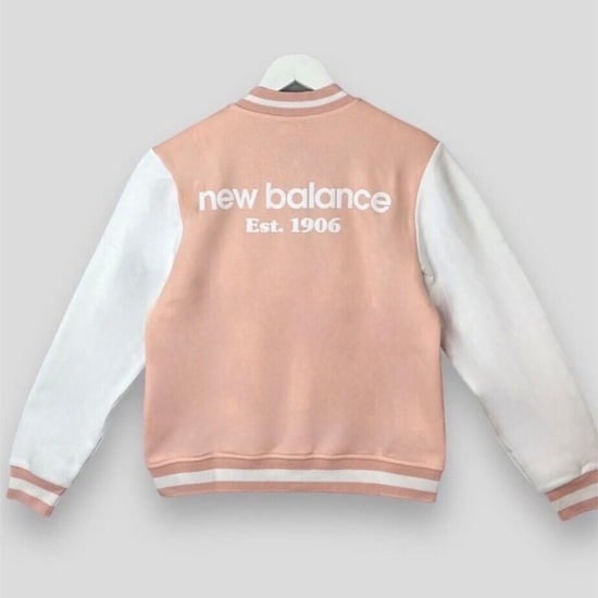 New Balance Damen Varsity Bomberjacke in Rosa - Image 2