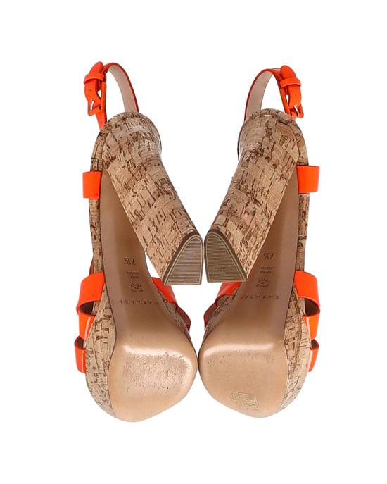 Casadei Überkreuzte Sandalen mit hohem Blockabsatz aus orangefarbenem Lackleder - Image 6