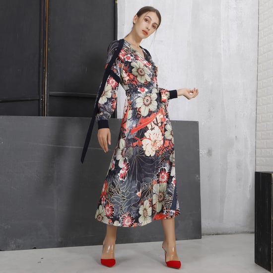 Wickelkleid mit Makro-Blumendruck und Schrägband aus Satin - Image 3