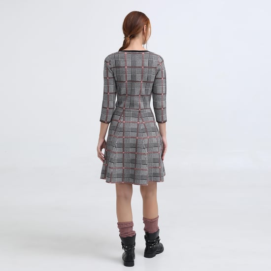 Kleid in Passform und aus Tartanstrick - Image 6