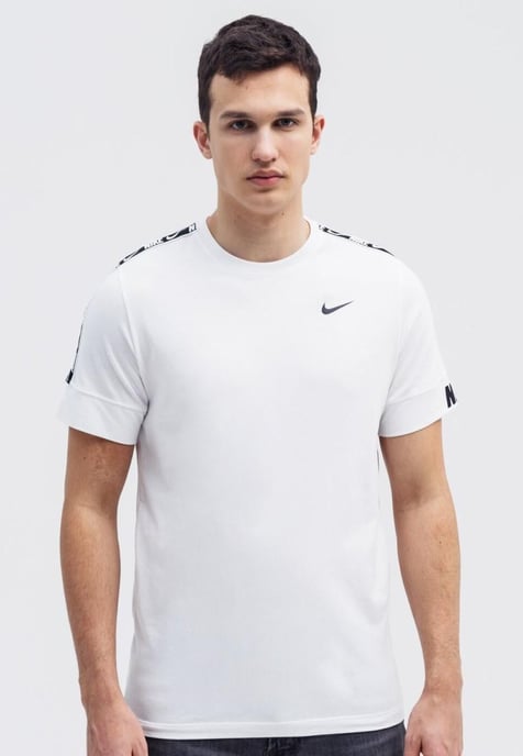 Nike Herren Repeat T Shirt in weiß - Image 1