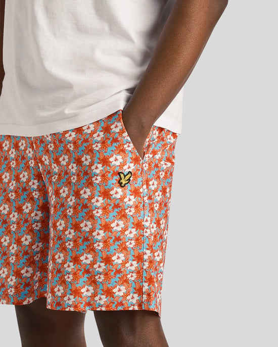 Lyle & Scott Herren Floral Print Resort Shorts in Tangerine Tango - Image 4