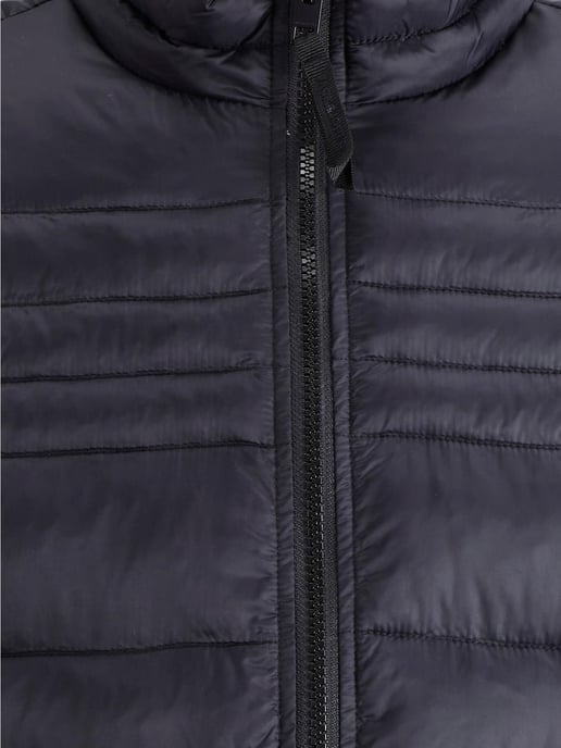 Bequeme Steppjacke für Herren von der Marke JACK & JONES. Sehr angenehm zu tragen, bequem und sportlich geschnitten zugleich. Zwei Seitentaschen bieten sicheren Platz für Habseligkeiten. Weiche, atmungsaktive Baumwolle und präzise Verarbeitung kennzeichne - Image 2