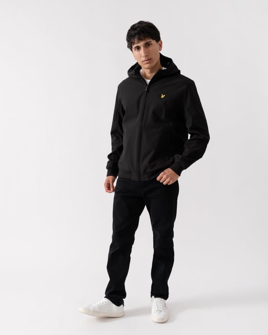 Tiefschwarze Softshelljacke mit Lyle & Scott-Markenlogo und Kapuze - Image 3