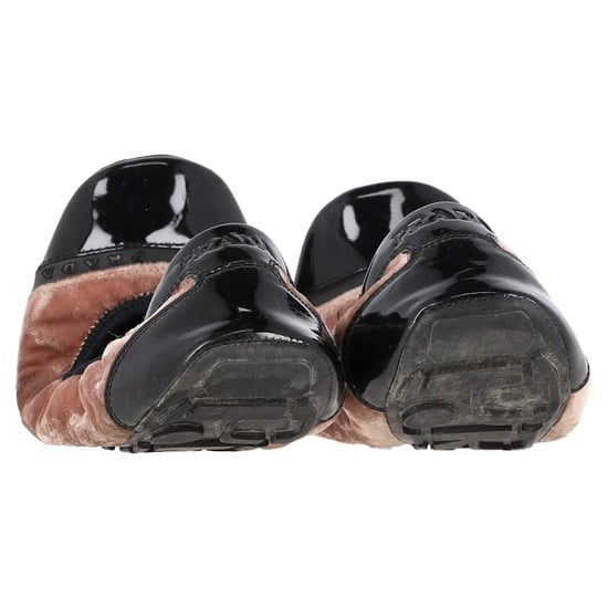 Prada Sport Lackleder Ballerinas mit Kappenförmigem Zeh in Braun Samt - Image 5
