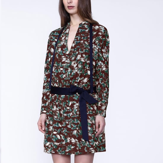 Kurzes Kleid mit Satin-Kragen und Blätterdruck - Image 1
